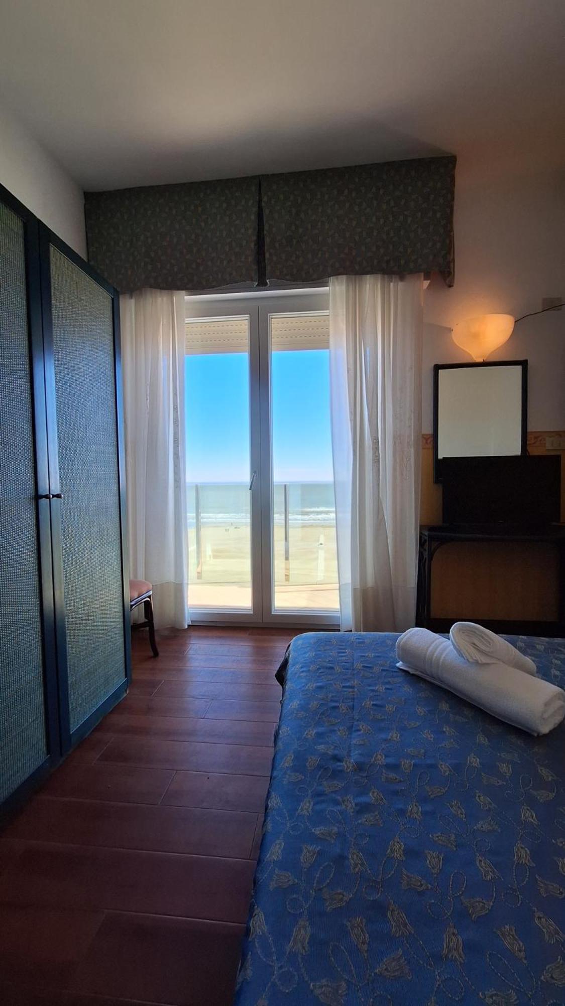 Hotel Regina Fronte Mare Rimini Extérieur photo
